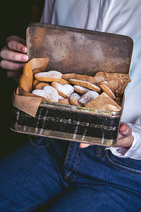 情人节和day女孩拿着一个带红心形状的姜面包饼干复古盒图片