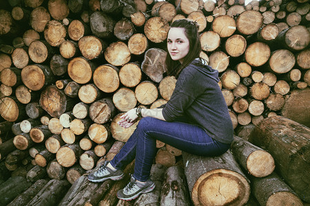 木和少女背景图片