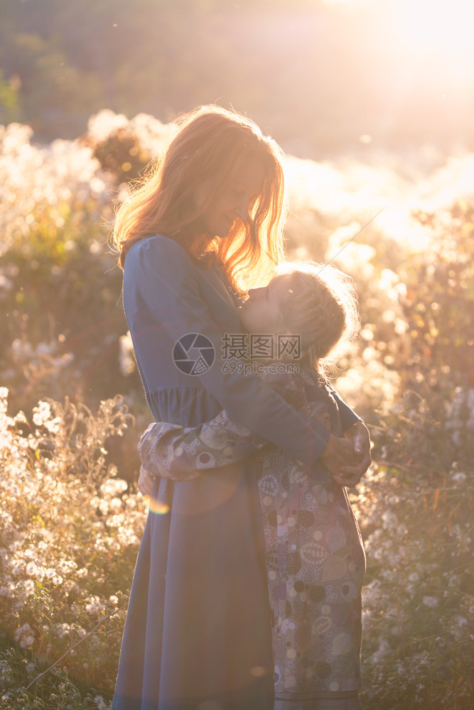 快乐的妈妈和女儿在公园微笑图片