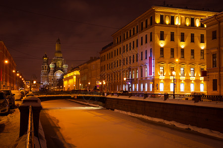 寒冬的圣彼得斯堡城夜晚的光图片