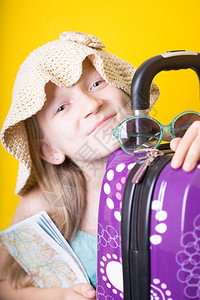 快乐的周末微笑女孩去旅行李眼镜背景图片