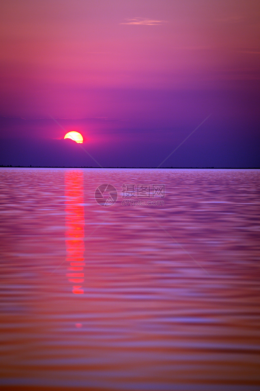 在海边快乐的周末乌拉尼风景和美丽日落在阿佐夫乌拉尼的海面图片