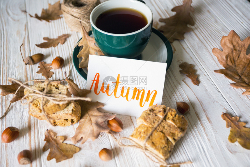 美丽的秋背景茶杯饼干秋叶和登记图片