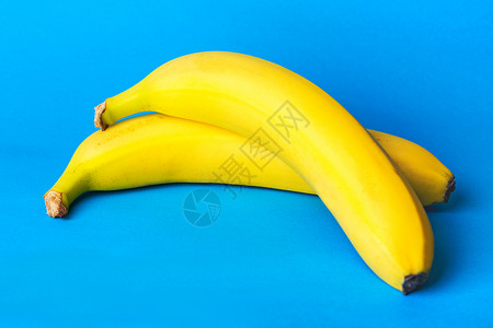 蓝底的熟香蕉图片