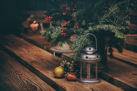 木制桌上的圣诞装饰高清图片