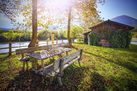 十月一台历桌签秋的风景在公园长椅和叶子的桌背景
