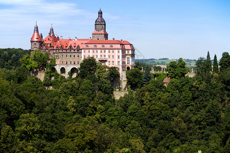 城堡法院美丽的城堡Zameksiaz在一个山丘上靠近在波兰的Walbrzych镇Walbrzych附近背景