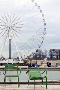 在法国和谐之地的大轮背景中的椅子图片