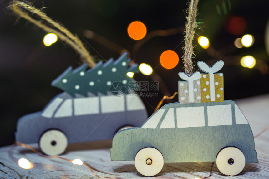 新年和圣诞树背景上的玩具图片