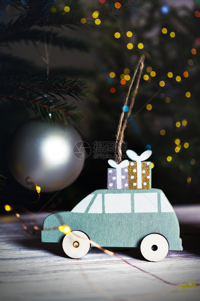 新年和圣诞树背景上的玩具图片