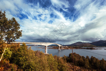 美丽的挪威风景与美丽的蓝色天空和乌云对撞的桥梁图片