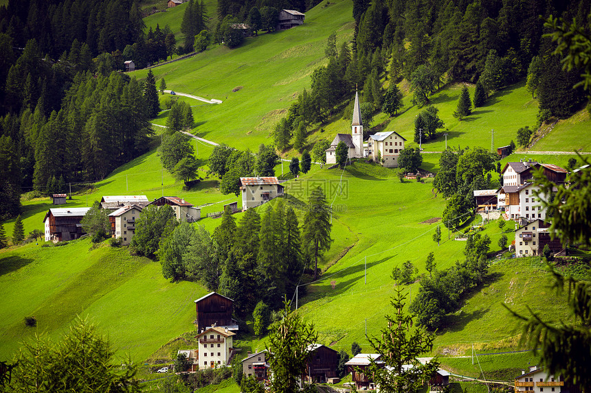 美丽的山地风景坡上一个意大利小村庄的景象图片