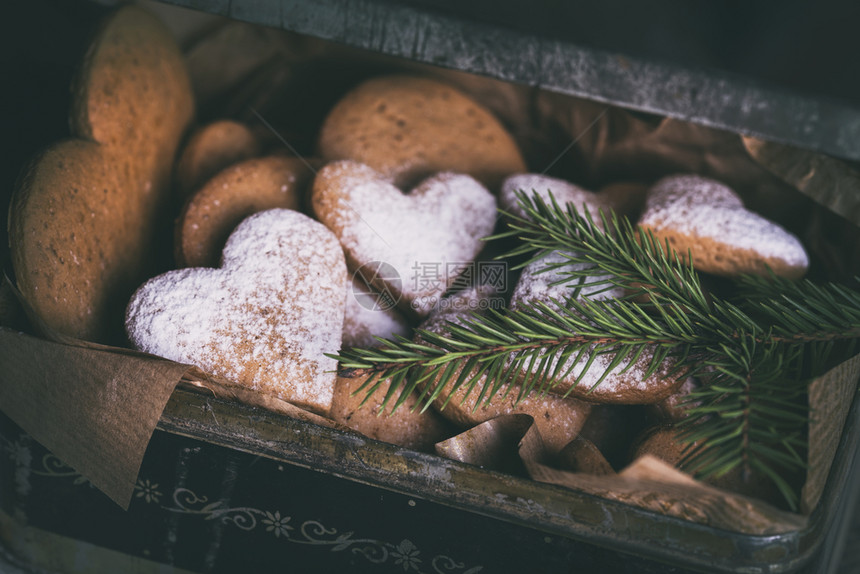 圣诞节背景用于情人节一天的自制蛋糕红心式的姜饼干在旧盒子里图片