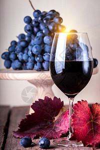 红葡萄和的玻璃图片
