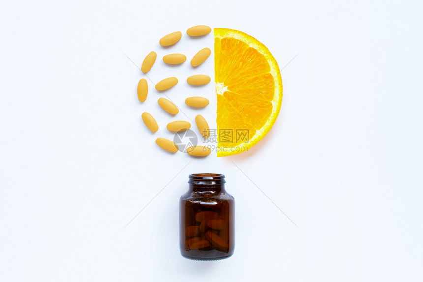 白底带橙子水果的维生素C瓶和药丸图片