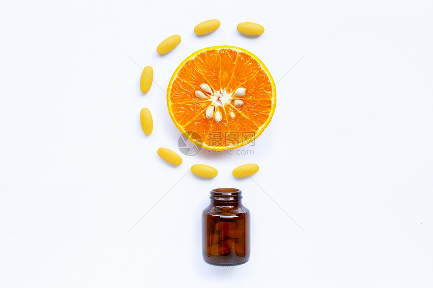 白底带橙子水果的维生素C瓶和药丸图片