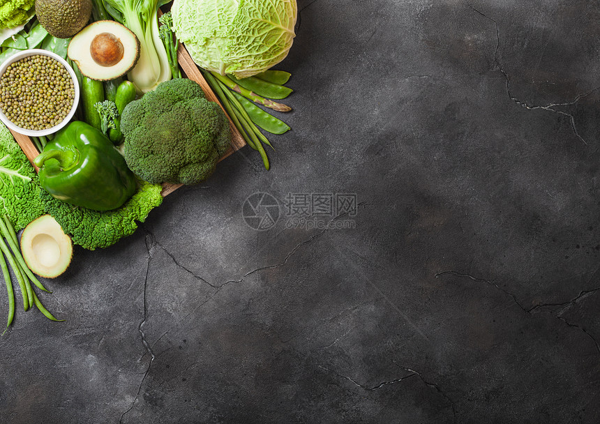 黑石背景的有机生蔬菜图片