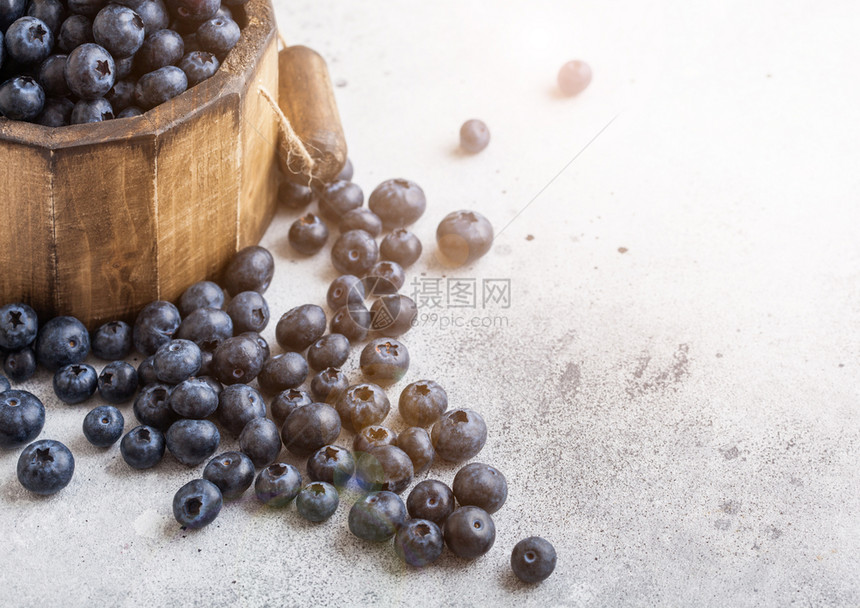 厨房背景的旧木箱中新鲜有机蓝莓图片