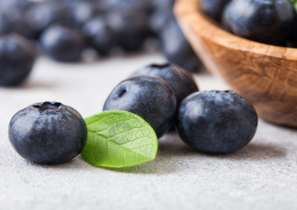 鲜生有机蓝莓木碗叶白色背景图片