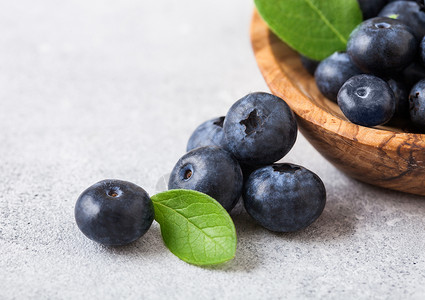 鲜生有机蓝莓木碗叶白色背景背景图片