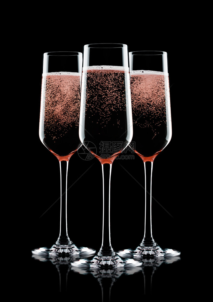 玫瑰粉红香槟杯黑色背面有泡黑色背景有反光图片