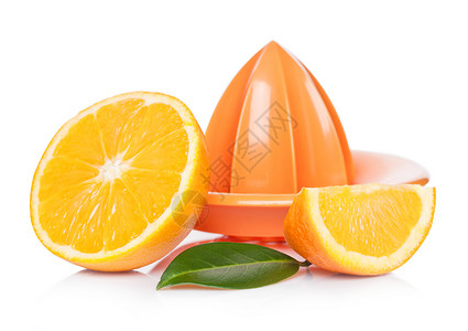 带果汁挤压机白背景叶子的新鲜皮橙高清图片