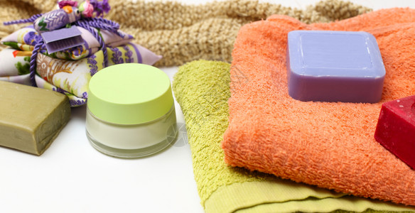肥皂棒毛巾奶油白色背景的润滑剂缝合图片