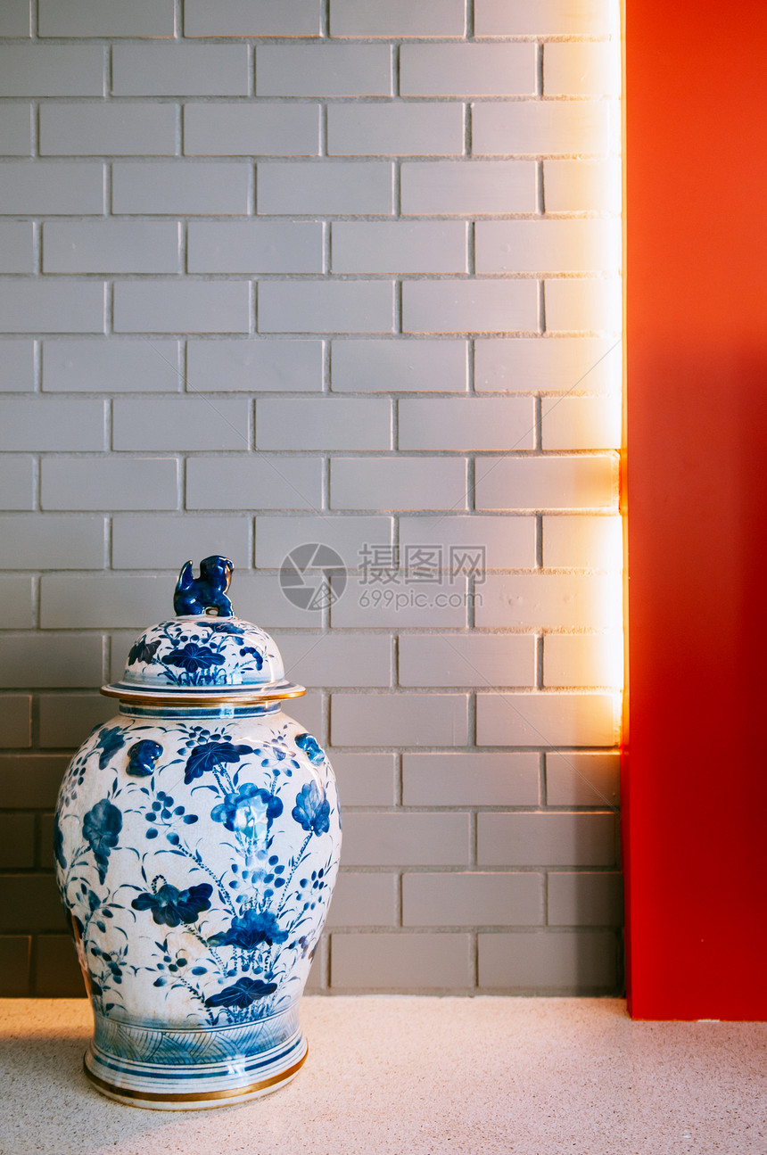 2014年月日201年华欣泰兰古蓝色和白瓷华花瓶有灰砖壁背景的瓷图片