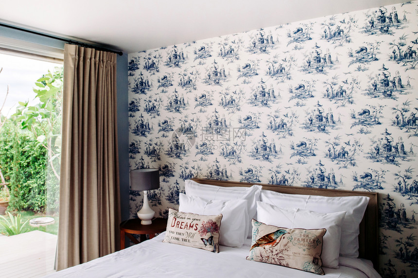 2014年月日201年huainTlnd古老舒适的旅馆房间有床铺白陶瓷灯枕头蓝型壁纸木桌边椅图片