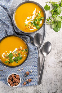 南瓜汤碗中加奶油栗子和水壶顶端风景舒适食物南瓜汤奶油汤图片
