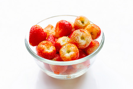 玻璃碗中的草莓白底隔绝背景图片