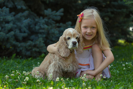 小女孩和小狗图片