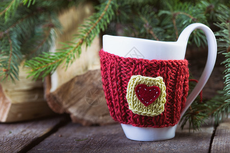 心杯圣诞装饰品木制餐桌边有bokh的编织羊毛杯背景