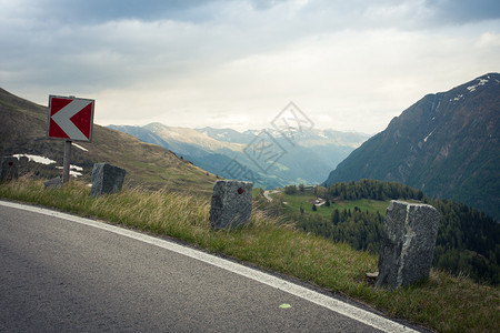 Austrian山路上的危险标志图片