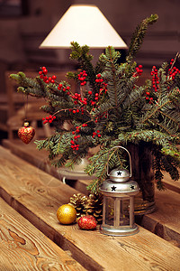 木制桌上的圣诞装饰图片