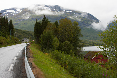 在挪威山上的空公路和农村房屋图片
