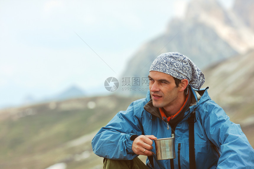 与高岩山相伴的登者图片