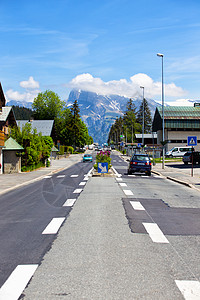 穿过法国阿尔卑斯山的小镇高清图片
