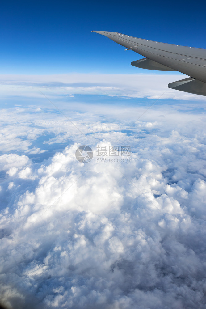 望着飞机窗外透过云层看望着巴西的风景图片