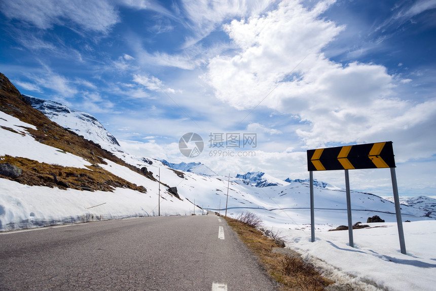 在挪威山中和北的诸山公路上图片