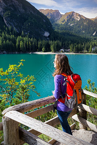 特雷米特女孩背包站在一条小路上看着布丽丝湖多洛米特意大利背景