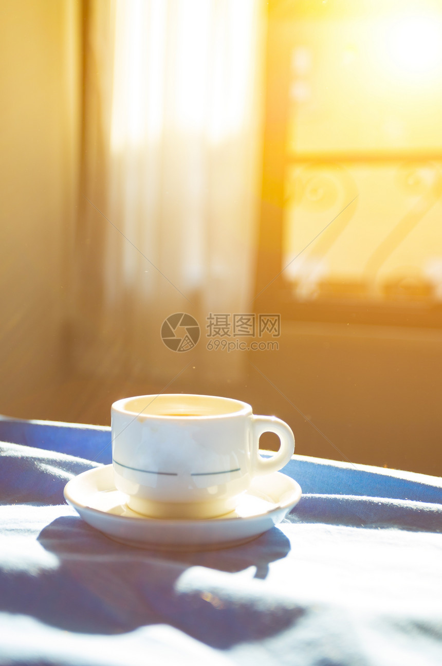 早餐咖啡和一扇窗户背面有太阳图片