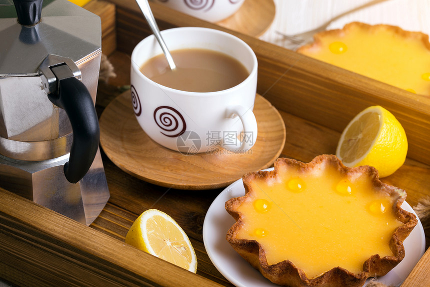 早餐一盘柠檬果子和咖啡图片