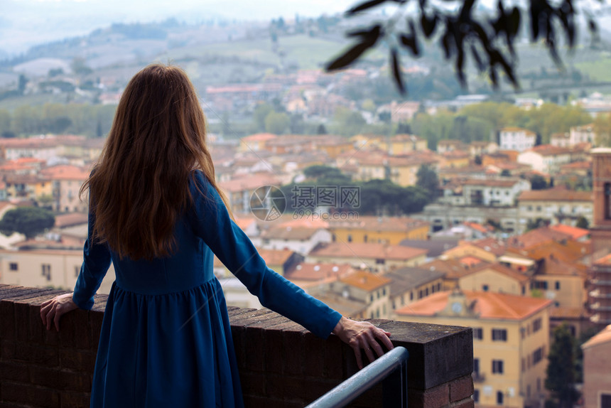 女孩看着意大利塞塔尔多城市图片