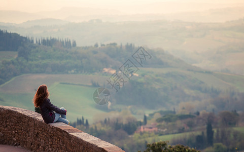 女孩看着图斯卡尼亚的风景山丘和西普斯图片