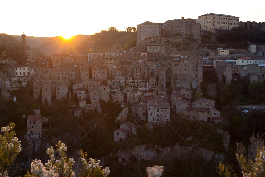 清晨在古老的著名城市索拉诺西耶那省塔斯卡纳意大利图片