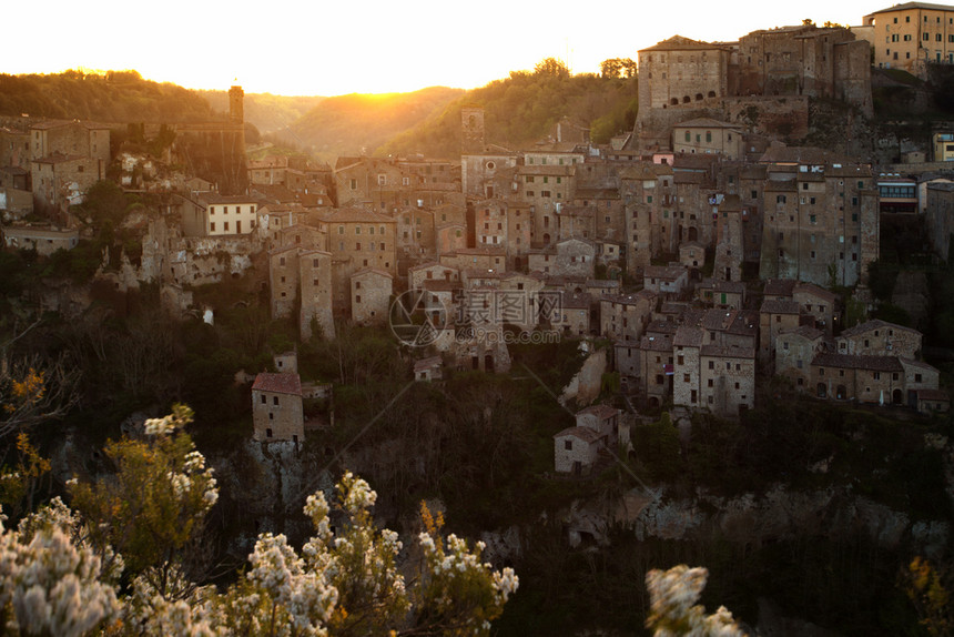 清晨在古老的著名城市索拉诺西耶那省塔斯卡纳意大利图片