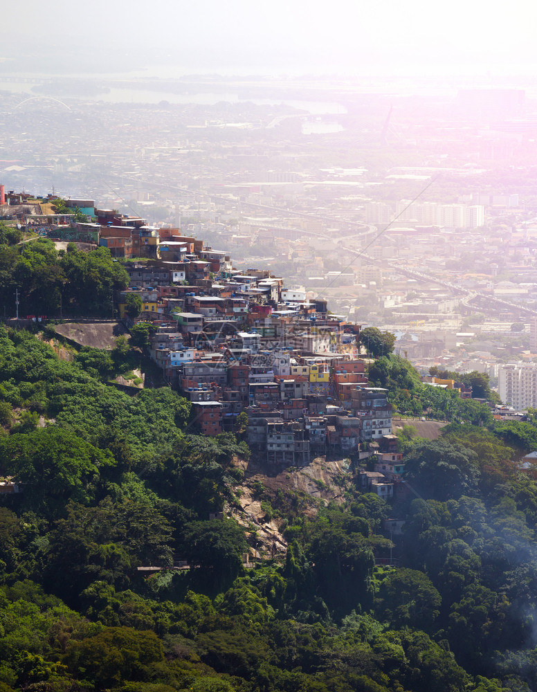 位于巴西亚涅罗山丘上的棚户区风景图片