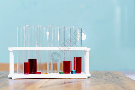 实验室用品测试管在学校或医院实验室的桌上科学和教育概念图片