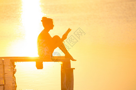 女孩坐在码头上看书图片